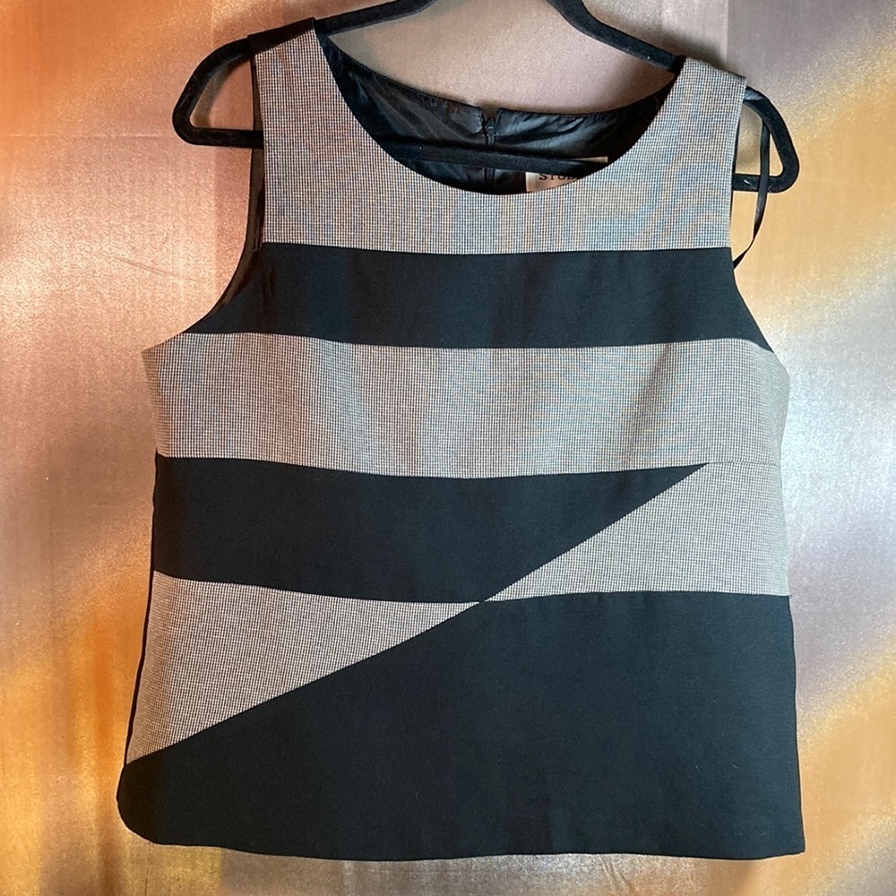 VINTAGE 90’s Studio I black and gray sleeveless shell Size 12 40” chest. 131